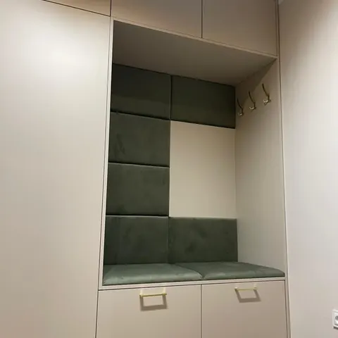 Zielone panele tapicerowane z siedziskiem - zobacz na Instagramie
