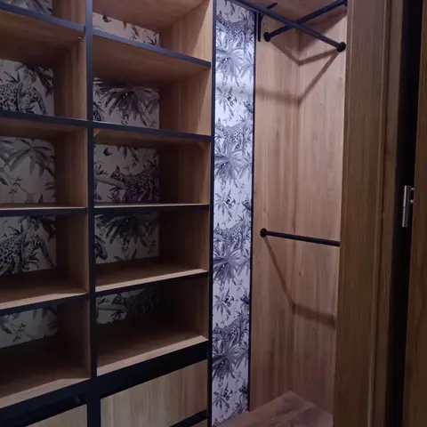 Garderoba na wymiar z drewnem i otwartymi półkami - zobacz na Instagramie